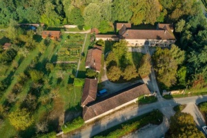 Vue-aerienne-vaste-du-domaine